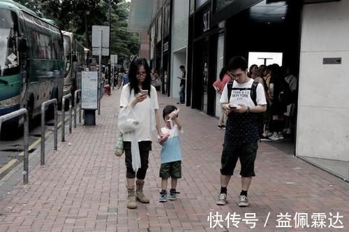 父爱|“手机就那么重要吗”女儿渴望父爱怒砸手机,父亲一巴掌酿成惨剧