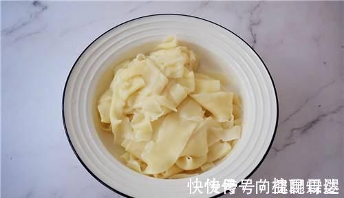 早上不吃包子，一碗面下肚，开胃又解腻，还暖身子，不揉面不醒面