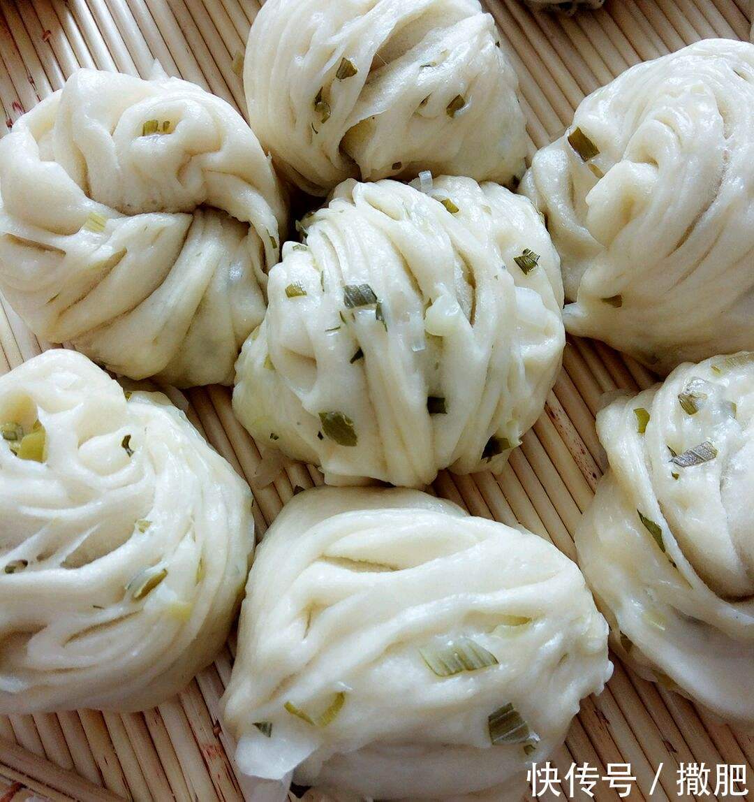 我家隔三差五做一次此饼,不用放一滴水,色香味俱全,刚上桌吃光