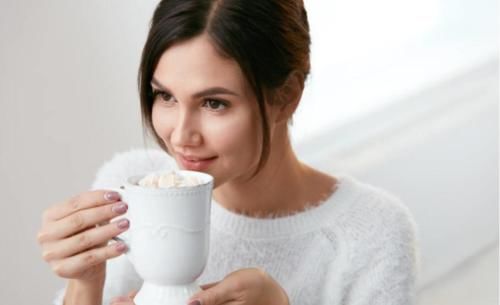 女性健康:多喝水有助于排毒?要避免摄入太多工业制成品饮料?