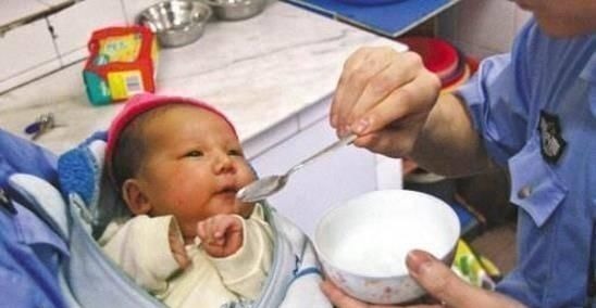 宝宝|新生儿第一口,应该是先喝水,还是吃母乳?这一点对宝宝很关键!