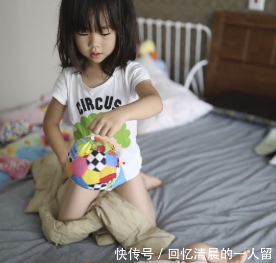 方式|“打弟弟要趁早”,二胎妈妈教育方式惹争议,妈妈:她比我会教育