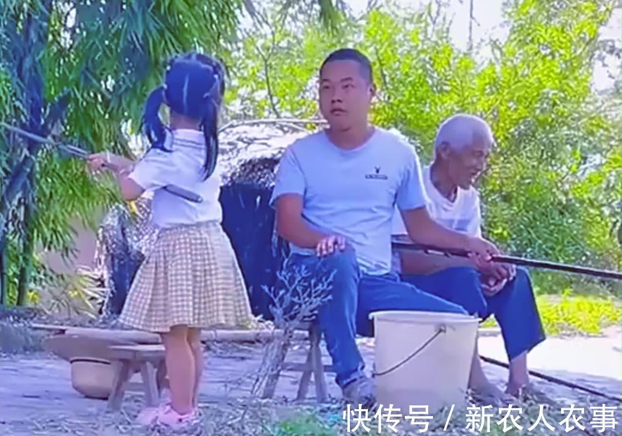 爷爷|重庆爷孙三人组团钓鱼,萌娃起竿就是一条鱼,网友:爸爸情何以堪