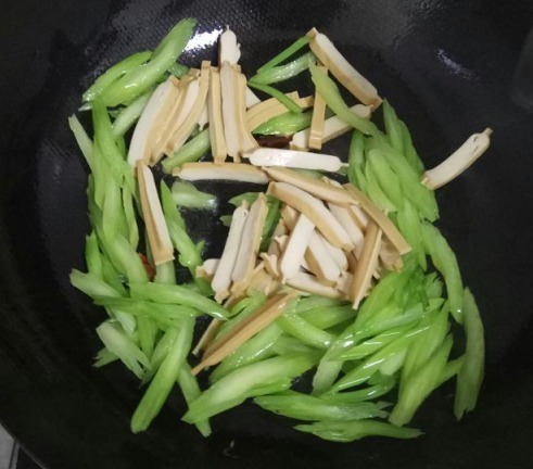 香干|女人冬天多吃“此菜”,美容养颜还不长肉,5块钱一盘3分钟上桌