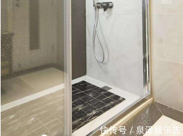 打滑|淋浴房排水怎么设计现在更流行拉槽式,排水快不打滑,美观实用