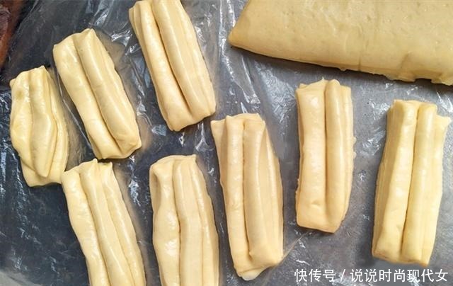 炸油条用酵母不蓬松配方和做法教给你,个个金黄酥脆好看又好吃