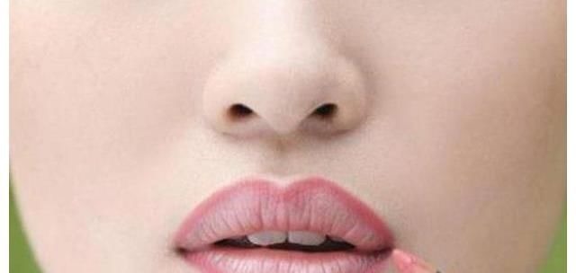 显白 如何正确涂抹口红?适合素颜和淡妆使用的显白口红推荐