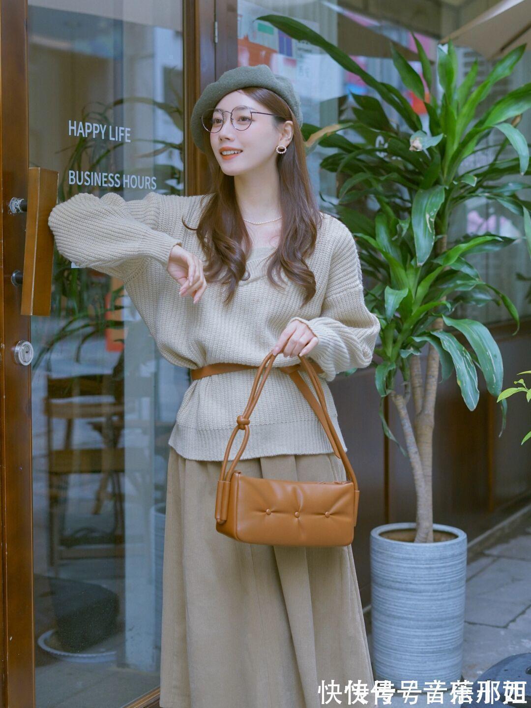 冬季 紧身裤过时了,这个冬季流行“毛衣+半身裙”,轻松穿出不俗气质