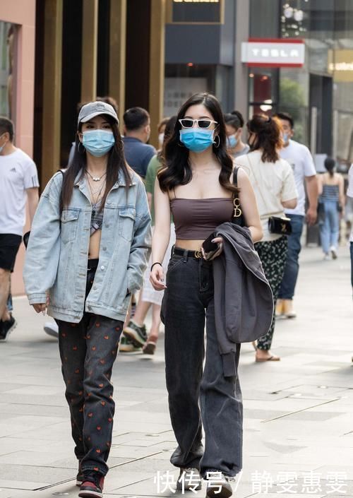 外表高冷的黑色阔腿裤其实非常百搭,宽松的裤型,走起来很拉风