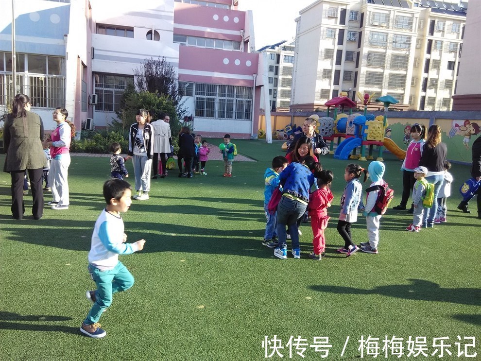 萌娃|幼儿园开学季,萌娃不想上学撒泼打滚,直喊“腰疼,不想上学”