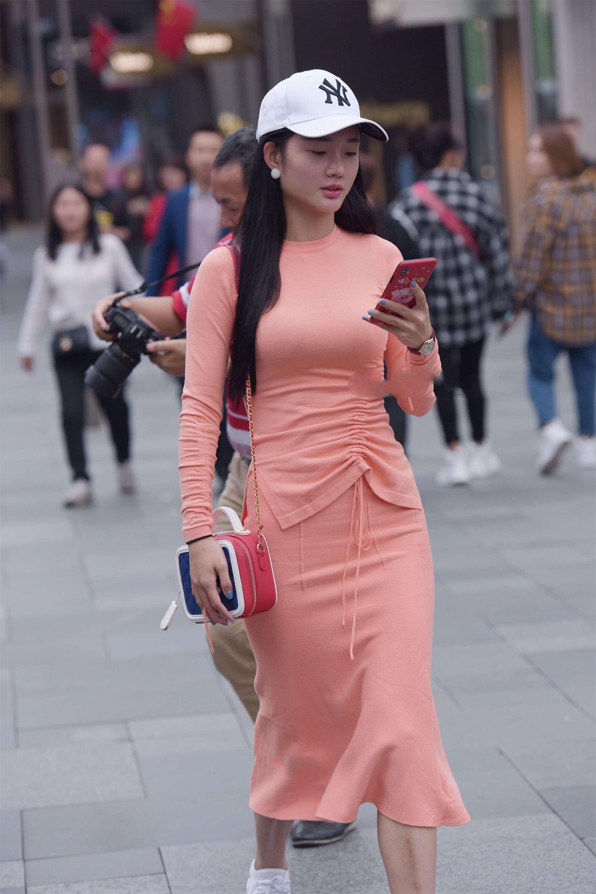 街拍:修身连衣裙,独特裙摆,展现你的独特美丽