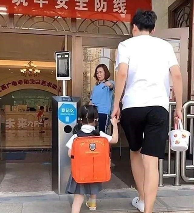 妹妹|送小20岁的妹妹上幼儿园,哥哥想尽办法扮嫩不想被当成爸爸