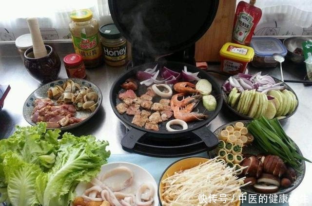 吃自助烤肉,服务员不停问你“换不换纸”,是暗示你,不懂会笑你