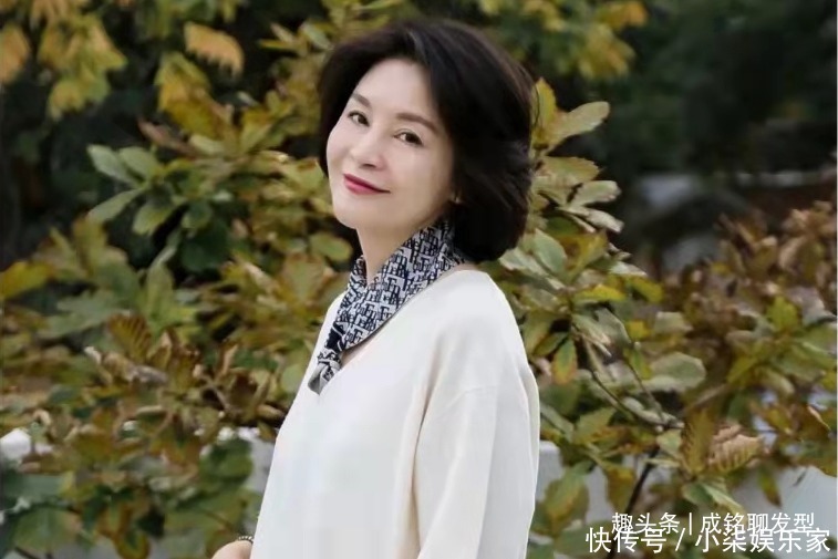 五六十岁的女人,过年烫发建议选这三款发型,时髦减龄又好打理