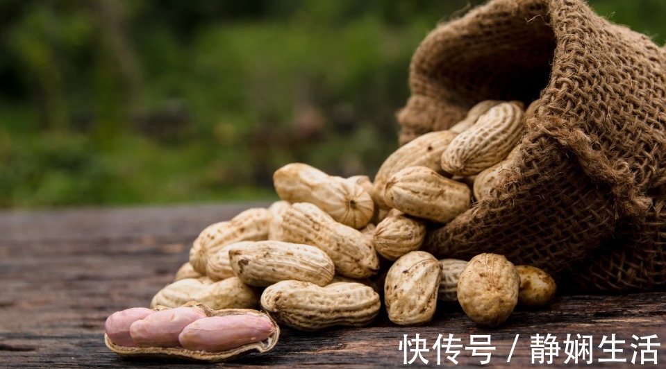 晚上吃花生等于吃“毒”花生怎么吃最养生听听专家怎么讲的