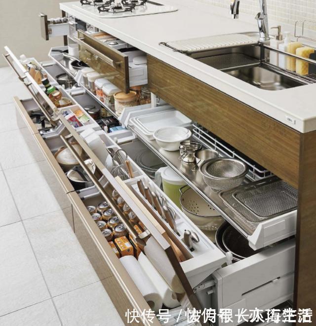 水槽|参观日本普通家庭的厨房，一进门我就愣了，水槽也太高级了