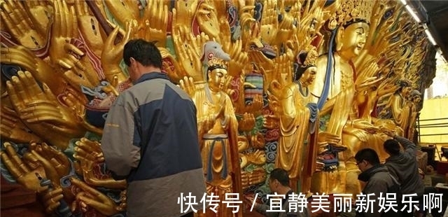 工人修复千手观音像,无意触碰机关发现碑文,完工那一天集体痛哭