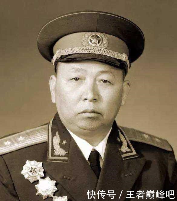 中将|中国首次大授衔，多名开国上将却走到一名中将面前敬礼，这是为何