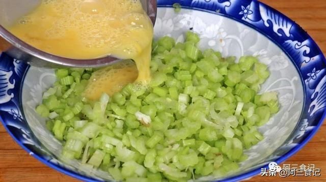 碎丁|芹菜最过瘾的吃法，淋入2个鸡蛋，不炒也不烙，出锅比吃肉还解馋