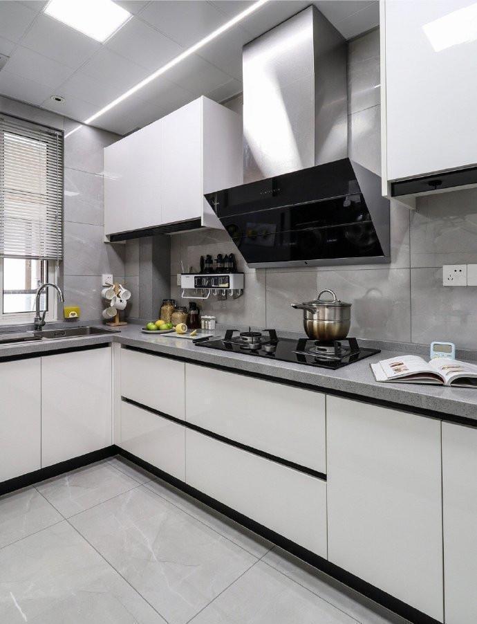 漂亮|100平米两居室，全屋简洁大方又通透，沙发墙这样装，实在漂亮