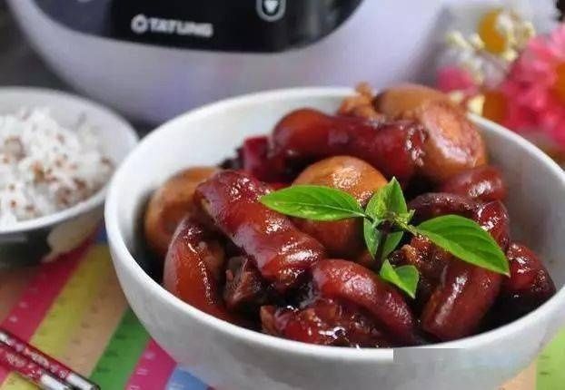 冰糖水|猪蹄这样做,不放一滴水不用一滴油!放入电饭锅一焖就轻松完成!