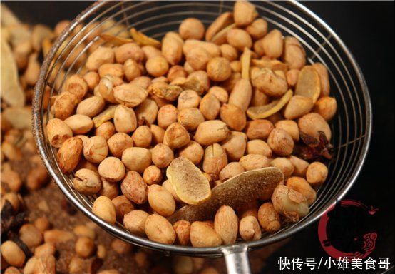 水汽|花生米加一把大蒜，比水煮简单，比油炸健康，一口下去嘎嘣脆