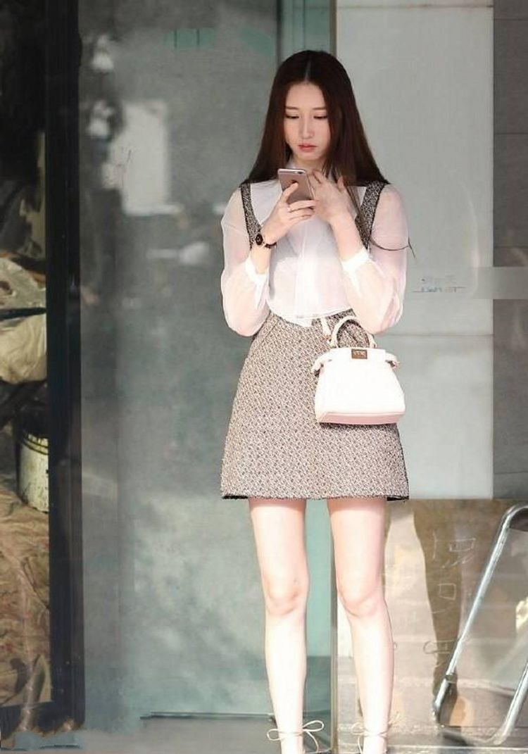 街拍|街拍：法式礼服小姐姐，性感迷人彰显时尚名媛范