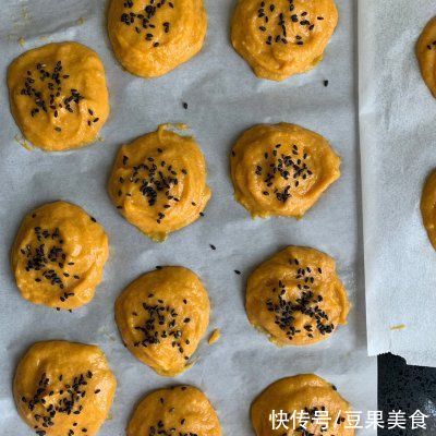 简单快手|#一周减脂不重样#减脂餐??咸蛋黄南瓜饼 | kiki