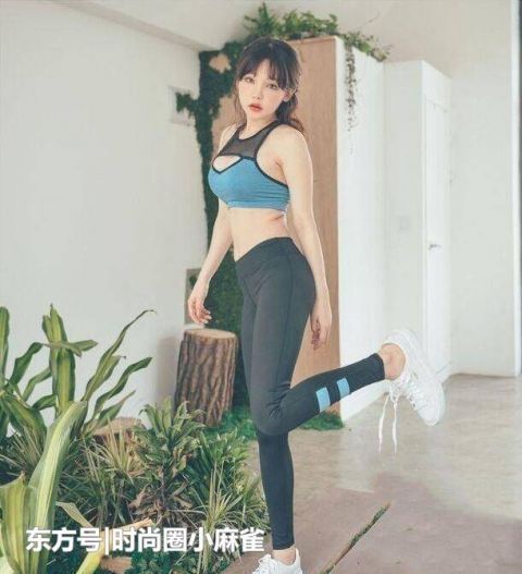 街拍前卫时尚的小姐姐,穿搭打底裤,彰显达人气质