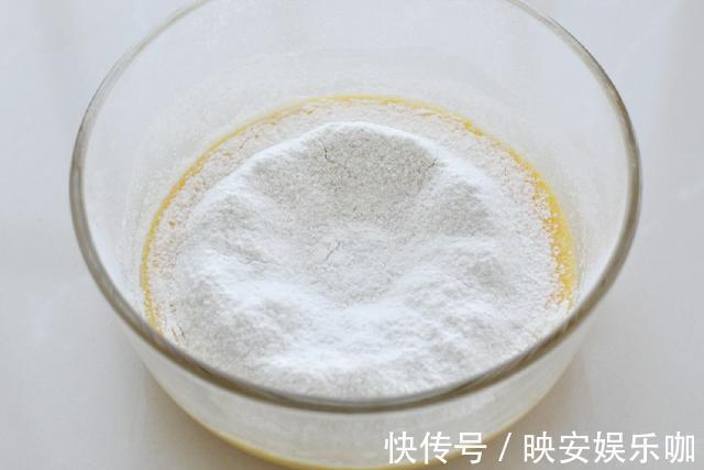 蛋黄|用平底锅就能做舒芙蕾松饼，口感松软香甜，孩子天天吃也不嫌腻！