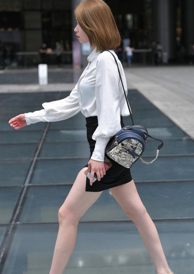 连衣裙的打扮显瘦更立体，带来强烈的潮流感，营造女性魅力