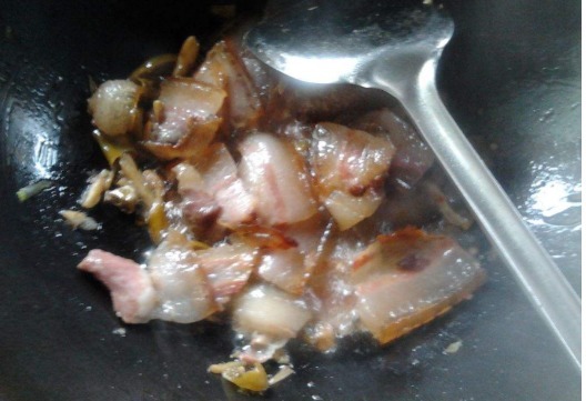 下入|炒腊肉时,别傻傻的直接下锅炒,多加这2步,腊肉不硬鲜香味美