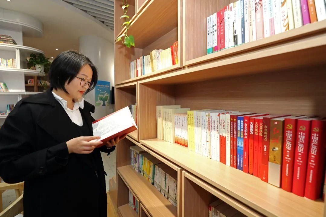 【党史教育】日照经开区：党史读书角让党史教育“飞入”寻常百姓家