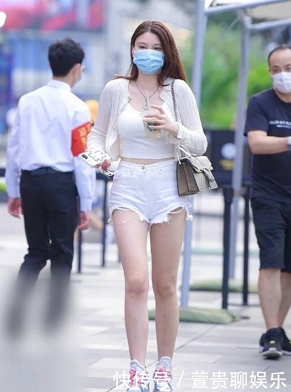 女人|成熟女人里面搭配白色小吊带,清新减龄,特别的风姿有韵味