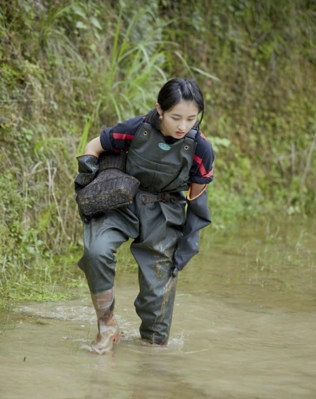 张子枫|张子枫帮何炅搬行李, 脚上的鞋子成焦点, 是不是来干活的一目了然