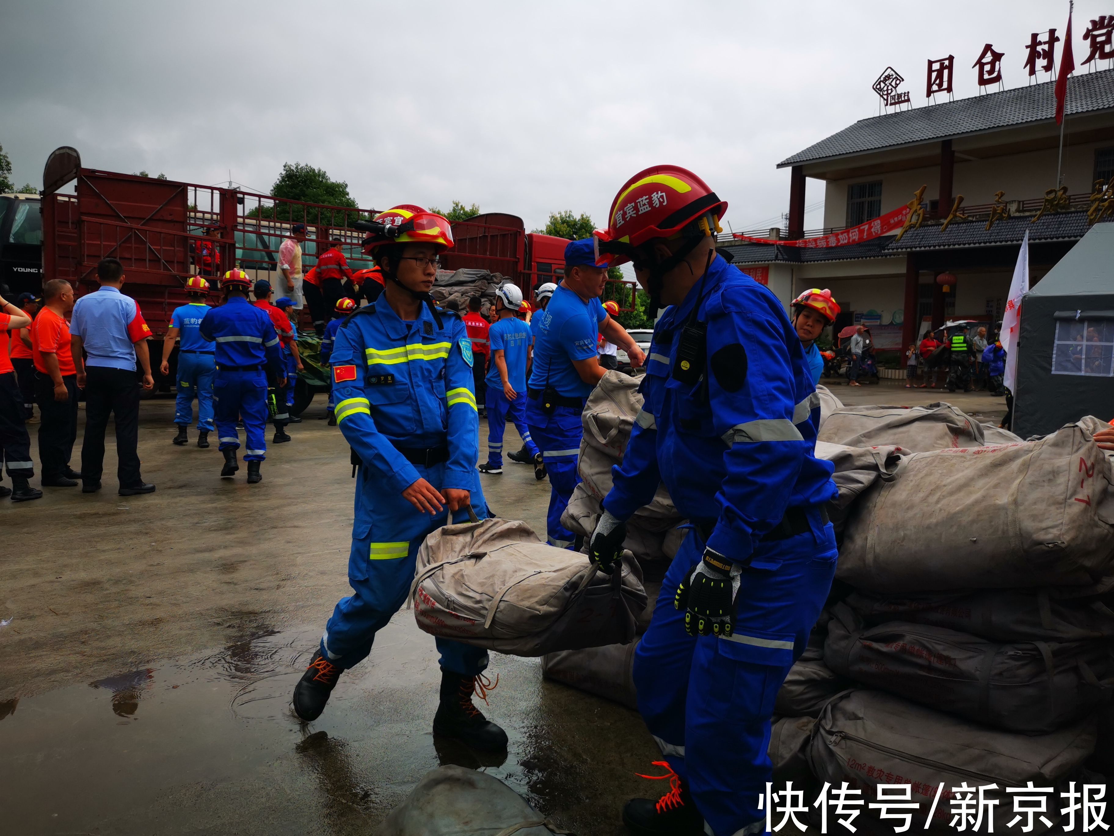 帐篷|泸县团仓村震后第一夜：志愿者忙搭帐篷为灾民建临时的“家”