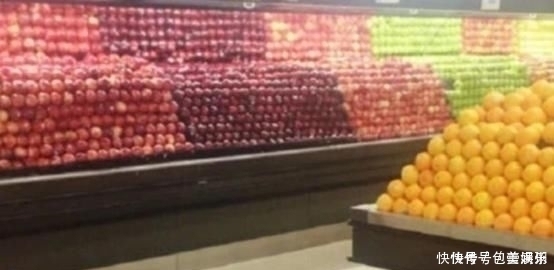 老板强迫症,硬把水果摆成这样,服务员叫苦,顾客却夸舒服