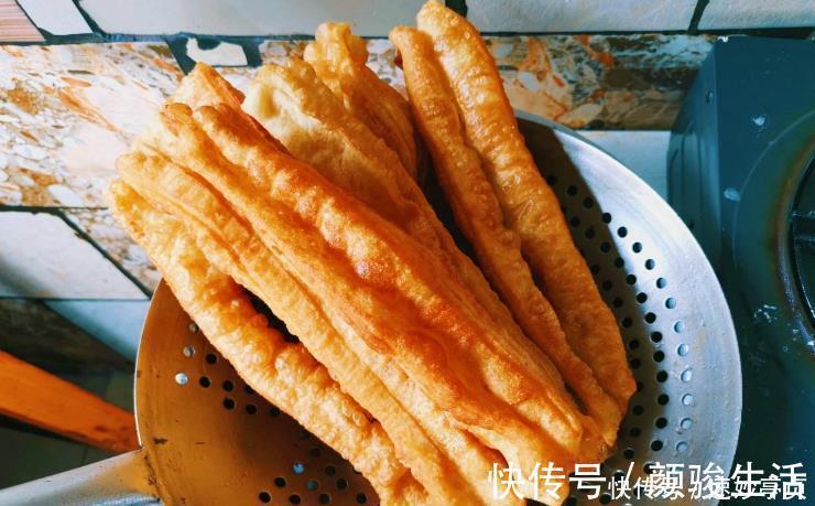 干面粉|炸油条不要用泡打粉、小苏打,油条店都这样做,蓬松酥脆入口即化
