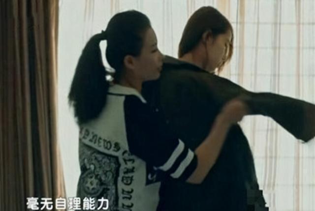 富二代|“巨婴”女孩吃饭还要妈妈喂,参加完《变形记》,如今怎么样了?