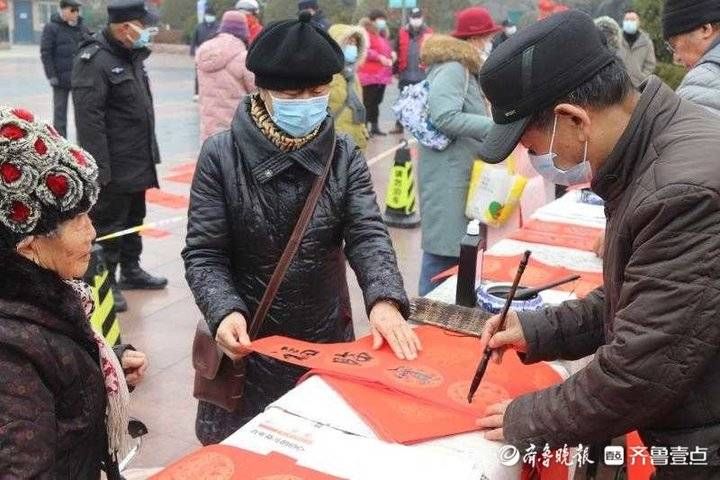 周青先#济南赤霞广场艺术家给市民送春联，公园张灯结彩迎新春