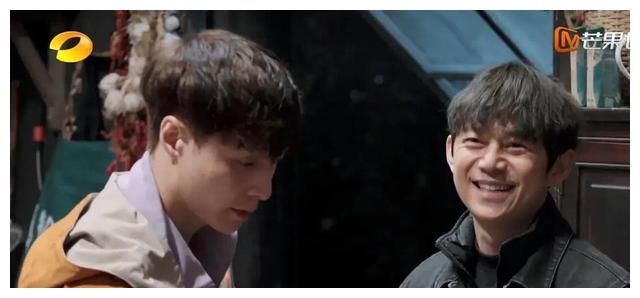 张艺兴是来抢黄磊饭碗的？做饭专业，和节目组斗智斗勇稳占上风