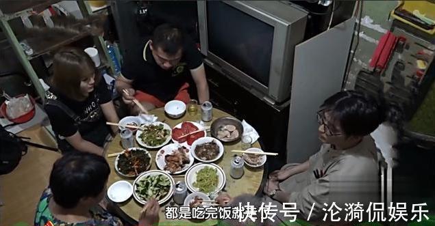 18㎡“棺材房”挤下2对夫妻，丈母女婿睡上下铺，一翻身床嘎吱响