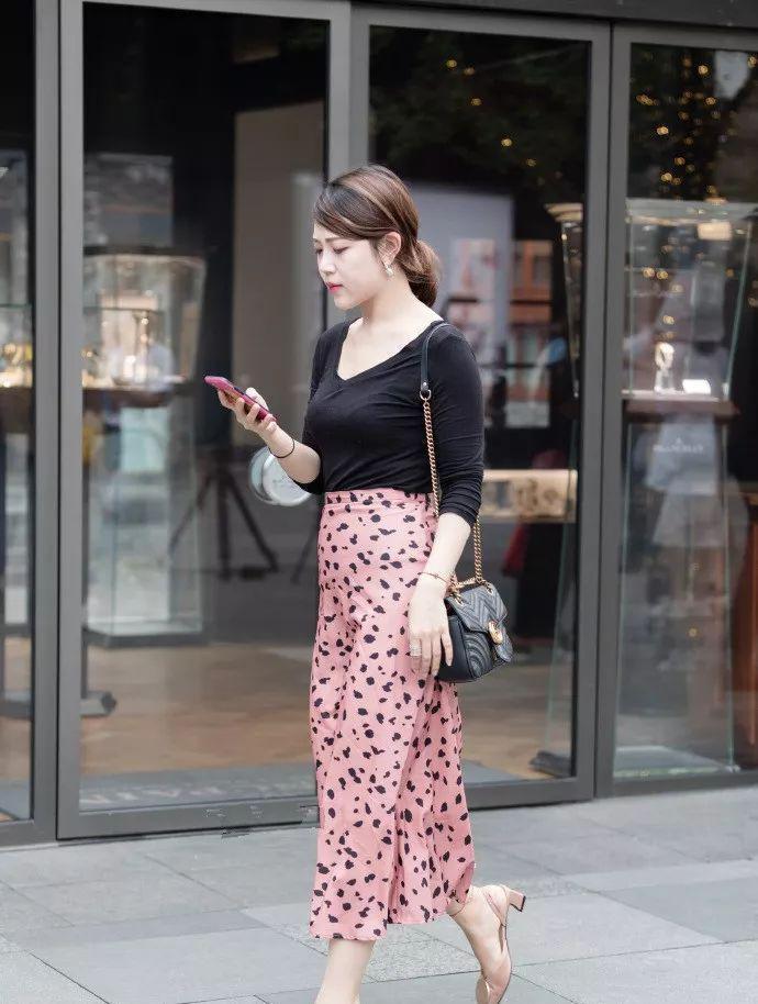 穿搭 美女一双高跟凉鞋穿搭在脚上,走起路来更加的优雅