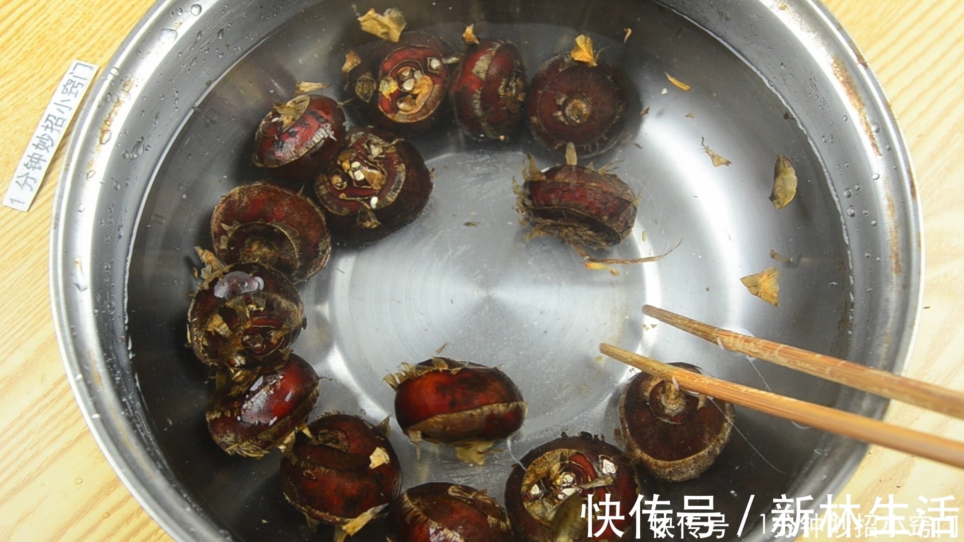 才知道原来荸荠去皮这么容易,老奶奶传授我拿手经验,两秒一个