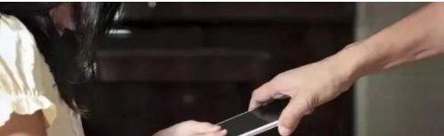 家长|“妈妈,我玩一会手机”,这位母亲的做法,让孩子主动远离手机