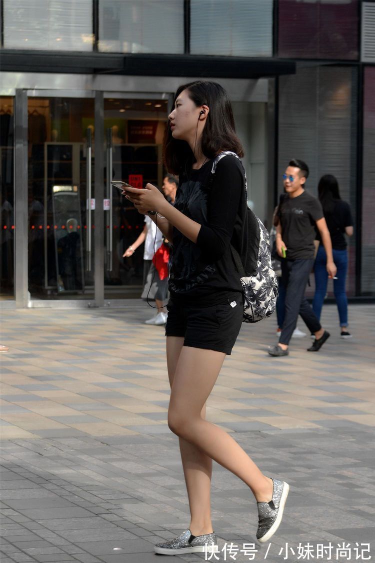 长袖衫 街拍:美女简单的黑色短裤,搭配一件黑色长袖衫,黑色系非常漂亮