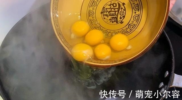 水煮蛋|水煮荷包蛋，总是散开还有白沫？学会这“一招”，完整滑嫩不粘锅