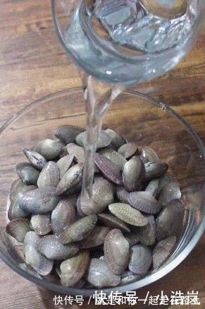 花甲|这海鲜5块钱1斤,和鸡蛋一起蒸,好吃又好做,营养还健脑!