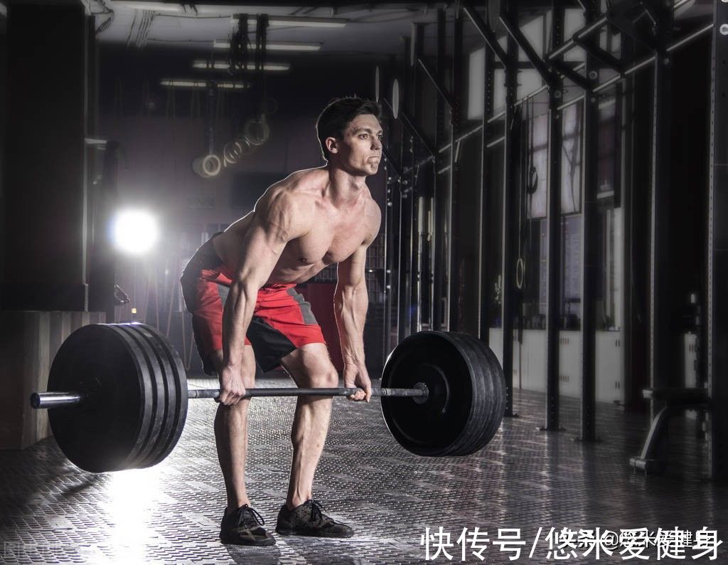 杠铃|想要提升练背效果，重点训练这3个动作，让你的背部肌肉更宽更厚
