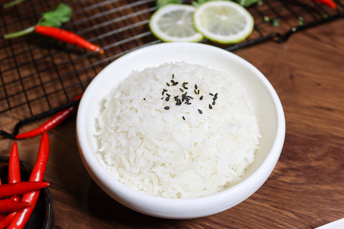 煮米饭,不要只会用清水,再加这2样,米饭粒粒分明,香喷喷的